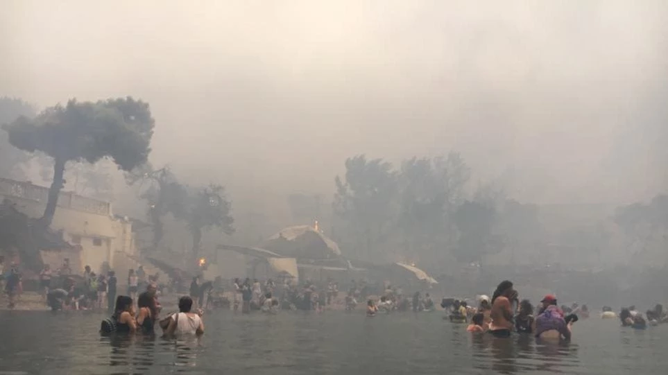 Νέα μαρτυρία-σοκ από το Μάτι: Τα κουκουνάρια έπεφταν πάνω μας σαν πυροτεχνήματα (βίντεο)
